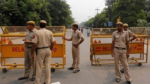 Delhi: Mentally-disturbed man stabs policeman trying to control him Delhi: Mentally-disturbed man stabs policeman trying to control him