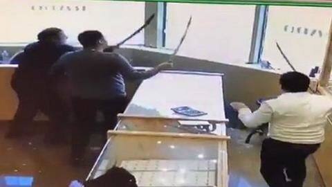 #DesiStyle: Canadian jewelry store's employees fight burglars using swords #DesiStyle: Canadian jewelry store's employees fight burglars using swords