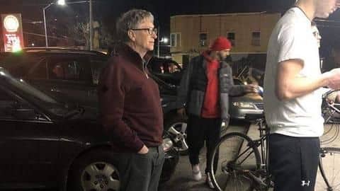Bill Gates waiting in queue for burger shows his humility Bill Gates waiting in queue for burger shows his humility
