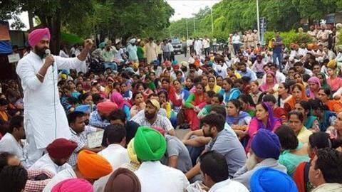 Punjab: 6,000+ teachers protest for pay raise on Teachers' Day Punjab: 6,000+ teachers protest for pay raise on Teachers' Day