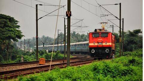 Punjab: Tree falls on train's windshield amid rains, loco-pilot injured Punjab: Tree falls on train's windshield amid rains, loco-pilot injured