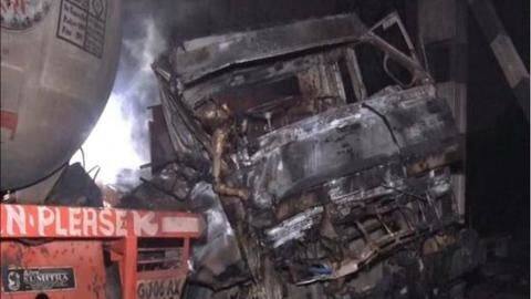 Tanker-trailer collision near Howrah sparks fire, chars two to death Tanker-trailer collision near Howrah sparks fire, chars two to death