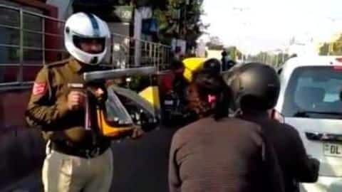 #RoadSafetyWeek2019: Delhi traffic cop shows mirror to helmet-less drivers #RoadSafetyWeek2019: Delhi traffic cop shows mirror to helmet-less drivers