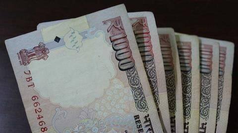 Delhi: Four, including a cop, extort Rs. 15L from man Delhi: Four, including a cop, extort Rs. 15L from man