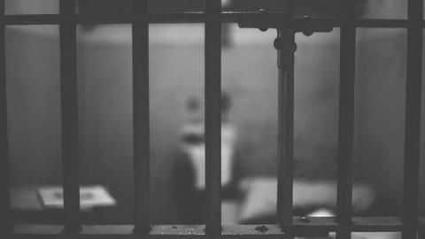 Prisoner covers himself in poop, threatens to touch all, escapes Prisoner covers himself in poop, threatens to touch all, escapes