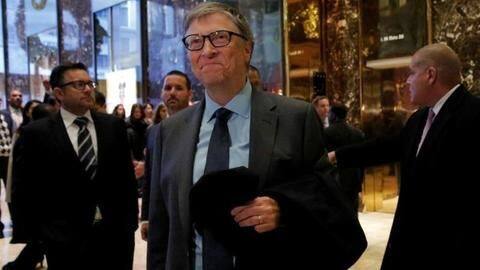 Gates came out in casual attire, stood patiently in line Gates came out in casual attire, stood patiently in line