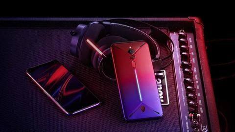 Let's take a look at the phone Let's take a look at the phone