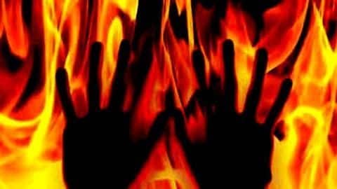 UP shocker! 15-year-old girl set ablaze by unidentified men UP shocker! 15-year-old girl set ablaze by unidentified men