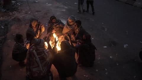 Delhi continues to shiver, wakes up to 5 degree Celsius Delhi continues to shiver, wakes up to 5 degree Celsius