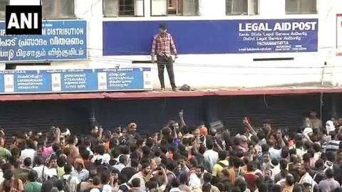 #SabarimalaTemple: Malayalam TV cameraman attacked by angry devotees #SabarimalaTemple: Malayalam TV cameraman attacked by angry devotees