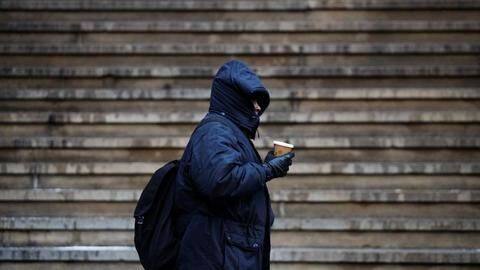 Delhi shivers, minimum temperature still below 5 degrees C Delhi shivers, minimum temperature still below 5 degrees C
