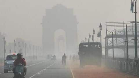 With smog covering around, Delhi's air quality turns 'severe' With smog covering around, Delhi's air quality turns 'severe'