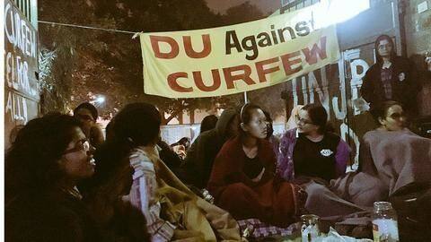 Delhi: Pinjra Tod protests Miranda House's night curfew restrictions Delhi: Pinjra Tod protests Miranda House's night curfew restrictions