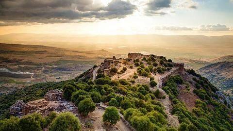 About 20,000 Israeli settlers live in the Golan Heights About 20,000 Israeli settlers live in the Golan Heights