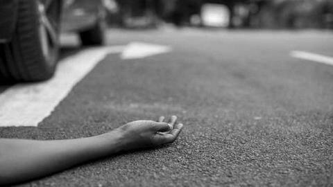 27-year-old woman falls from auto fending off mobile snatchers, dies 27-year-old woman falls from auto fending off mobile snatchers, dies