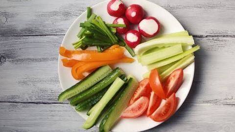Munch on raw veggies and dry fruits Munch on raw veggies and dry fruits