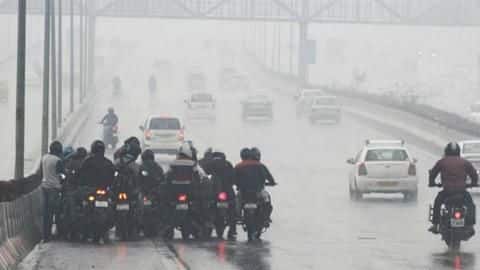 Heavy rain lashes parts of Delhi, nearby areas Heavy rain lashes parts of Delhi, nearby areas
