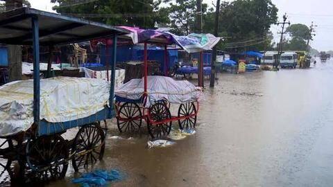 Red alert sounded in several parts of Tamil Nadu, Puducherry Red alert sounded in several parts of Tamil Nadu, Puducherry