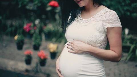 Here's what you should and shouldn't eat during pregnancy Here's what you should and shouldn't eat during pregnancy