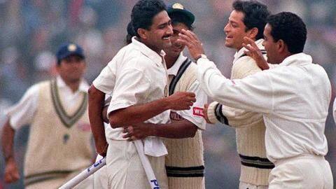 When the entire Pakistan team succumbed to one man When the entire Pakistan team succumbed to one man