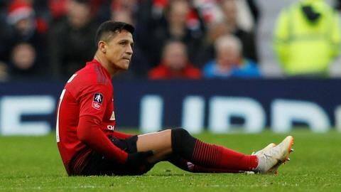 Alexis Sanchez injures himself after colliding with linesman Alexis Sanchez injures himself after colliding with linesman
