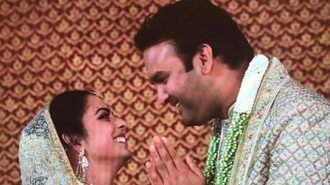 #ViralVideo: Anand Piramal kisses bride Isha Ambani on forehead #ViralVideo: Anand Piramal kisses bride Isha Ambani on forehead