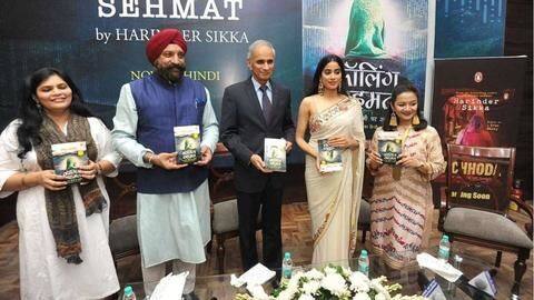 Janhvi holds book upside-down, netizens say "Beauty with no brain" Janhvi holds book upside-down, netizens say "Beauty with no brain"