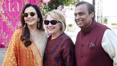 #IshaAmbaniWedding: Hillary Clinton dances with SRK, video goes viral #IshaAmbaniWedding: Hillary Clinton dances with SRK, video goes viral
