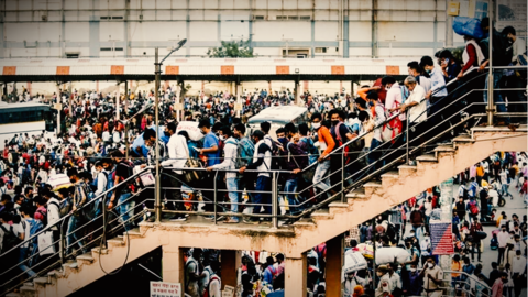 As Delhi's lockdown begins, thousands of migrant workers head home As Delhi's lockdown begins, thousands of migrant workers head home