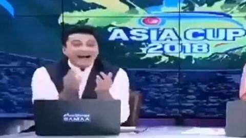 Pakistani TV anchor shows 'middle-finger' on air, Twitter loses it! Pakistani TV anchor shows 'middle-finger' on air, Twitter loses it!