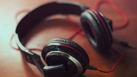 Headphones also have noise cancellations Headphones also have noise cancellations