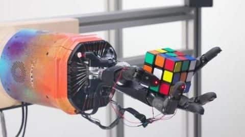 This robot can solve Rubik's cube with just one hand This robot can solve Rubik's cube with just one hand
