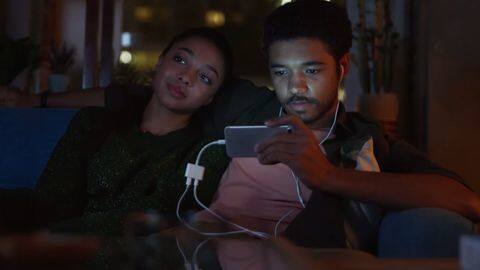 Samsung pulls ads that mocked Apple for no headphone jack Samsung pulls ads that mocked Apple for no headphone jack