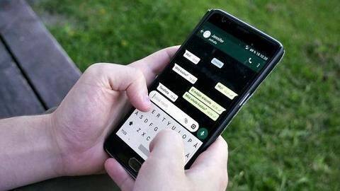 This bug crashes WhatsApp for entire groups, deletes chat history This bug crashes WhatsApp for entire groups, deletes chat history