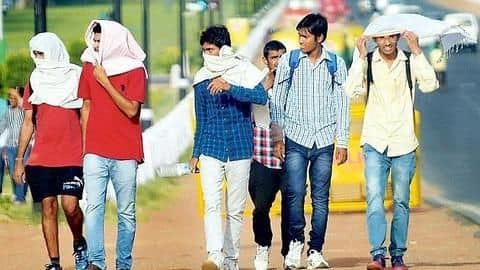 Delhi: Sikh man distributes water to strangers, wins Internet's heart Delhi: Sikh man distributes water to strangers, wins Internet's heart