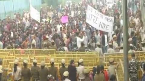 Protesting JNU students clash with police; cops use water cannons Protesting JNU students clash with police; cops use water cannons