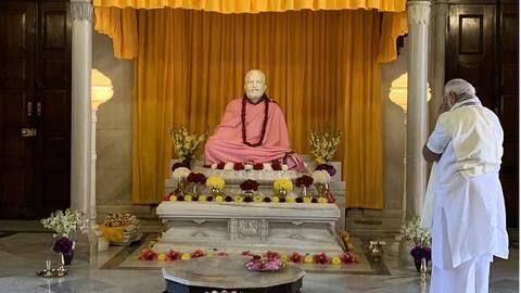 Modi paid tribute to Swami Vivekananda at Belur Math Modi paid tribute to Swami Vivekananda at Belur Math