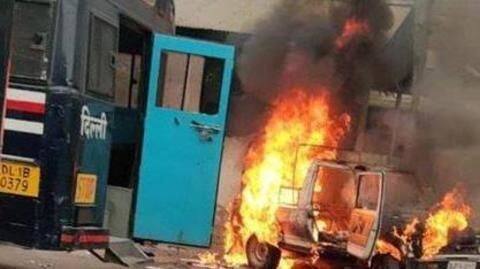 Delhi: Cops, lawyers fight outside court, police's car set afire Delhi: Cops, lawyers fight outside court, police's car set afire