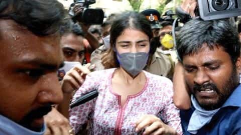 Rhea Chakraborty 'broke down' upon facing Showik during questioning Rhea Chakraborty 'broke down' upon facing Showik during questioning