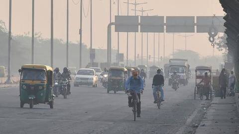 Delhi's air quality turns 'severe' as people defy firecracker ban Delhi's air quality turns 'severe' as people defy firecracker ban