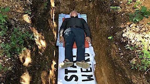 Lie in a grave to manage stress at this university Lie in a grave to manage stress at this university