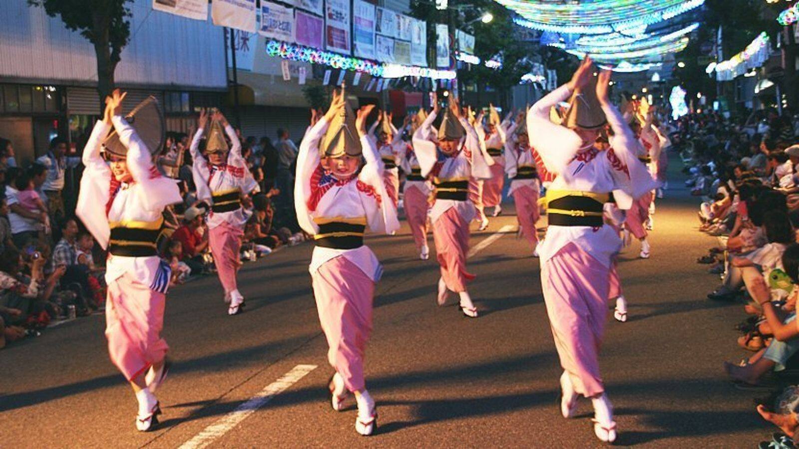 提灯祭りのための日本の祭り衣装