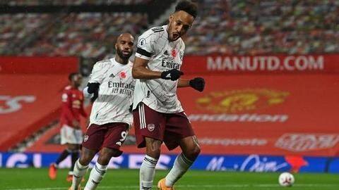 Premier League: Arsenal defeat Manchester United, Spurs surge to second Premier League: Arsenal defeat Manchester United, Spurs surge to second