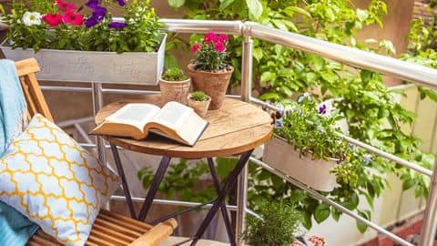 How to add a comfortable seating space in the balcony How to add a comfortable seating space in the balcony