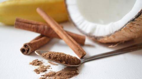 Hair mask with coconut oil and cinnamon