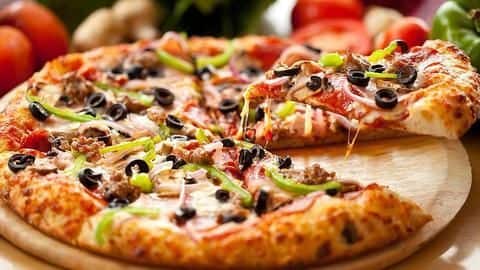 How to make a lip-smacking pizza at home How to make a lip-smacking pizza at home