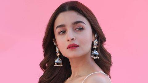 Hollywood calling Alia Bhatt? Actress signs up with famous agency Hollywood calling Alia Bhatt? Actress signs up with famous agency