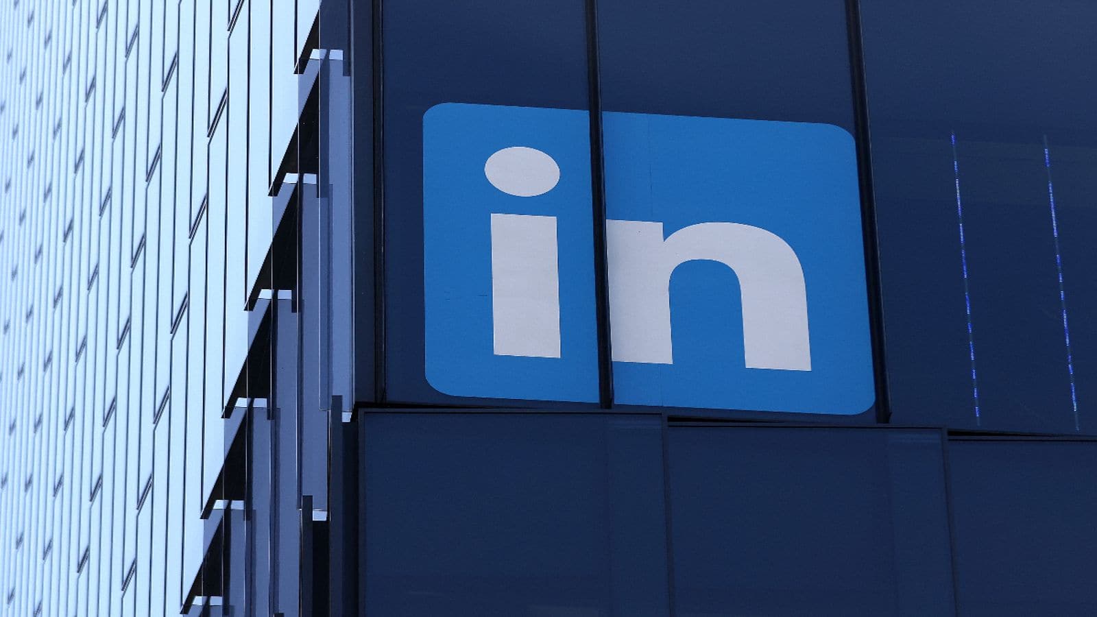 LinkedIn working on premium business pages with AI features