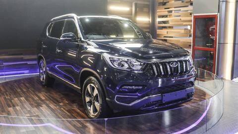 Mahindra XUV700 to feature a dual-screen setup and dual-tone cabin Mahindra XUV700 to feature a dual-screen setup and dual-tone cabin