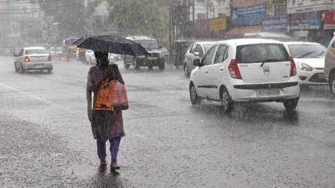 Heavy rain lashes Delhi-NCR; flooding, traffic-jams reported in many areas Heavy rain lashes Delhi-NCR; flooding, traffic-jams reported in many areas